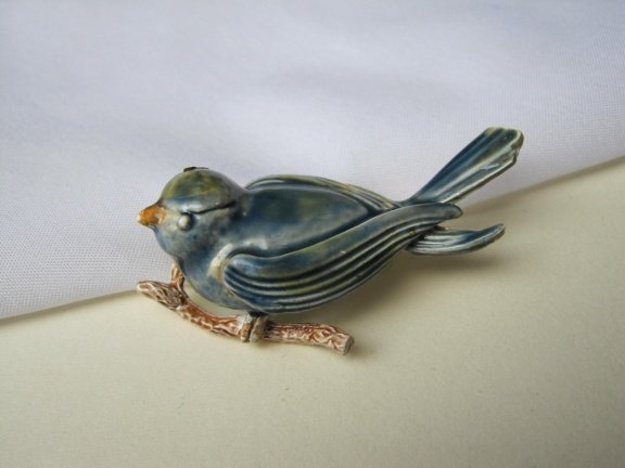 Broche blauw emaille vogel op tak 5.2x2.8 cm - nr. 1