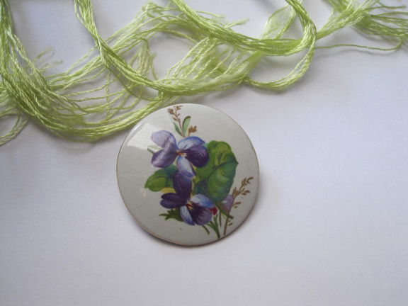 Broche porselein bloem in lavendel en paarse tinten goudkleurig randje 4.0 cm - nr. 1