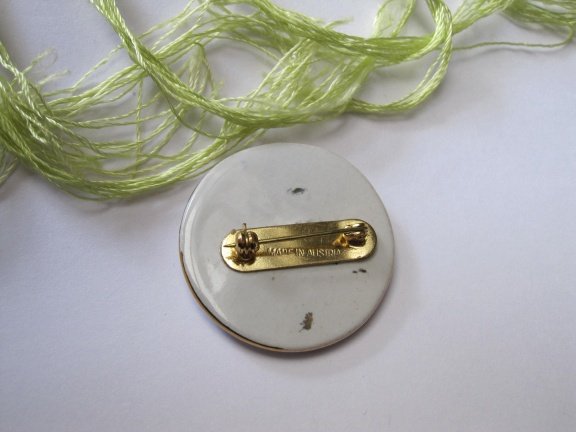 Broche porselein bloem in lavendel en paarse tinten goudkleurig randje 4.0 cm - Afbeelding 2