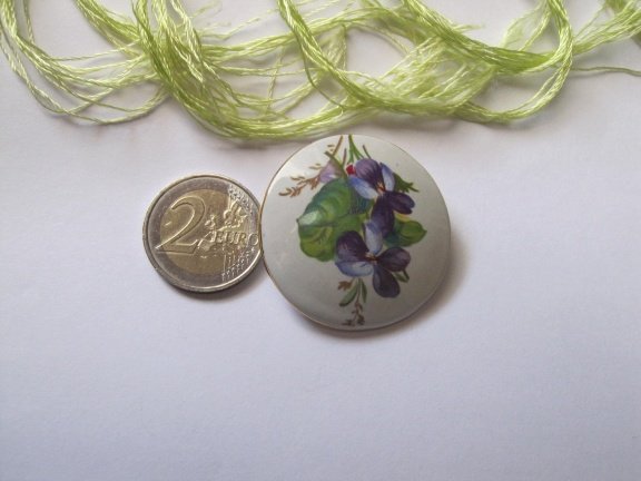 Broche porselein bloem in lavendel en paarse tinten goudkleurig randje 4.0 cm - Afbeelding 3