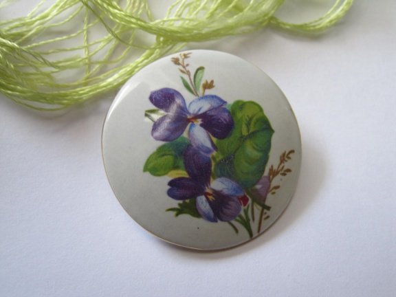 Broche porselein bloem in lavendel en paarse tinten goudkleurig randje 4.0 cm - Afbeelding 4