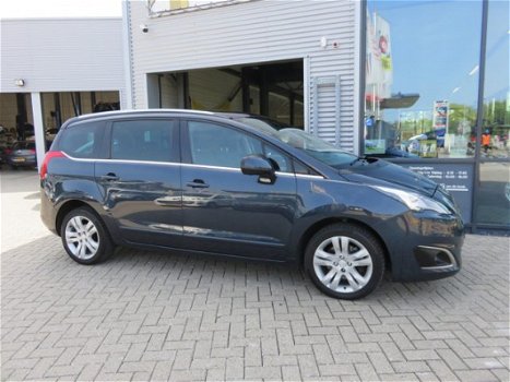 Peugeot 5008 - 1.6 THP Allure 7p. - PANO - CAMERA - 2X PDC - CLIMA - HUD - LEER - STOELVERWARMING - 1