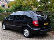 Chrysler Voyager - 2.4i LX 7-Pers., 2e Eig., Full Options, Navi, ECC, Cruise, etc. - 1 - Thumbnail