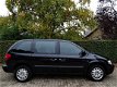 Chrysler Voyager - 2.4i LX 7-Pers., 2e Eig., Full Options, Navi, ECC, Cruise, etc. - 1 - Thumbnail