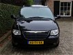 Chrysler Voyager - 2.4i LX 7-Pers., 2e Eig., Full Options, Navi, ECC, Cruise, etc. - 1 - Thumbnail