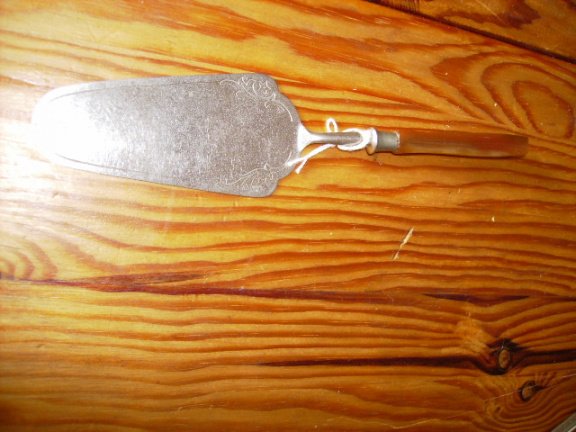 taartschep met benen handvat en barok krullen - nr. 1