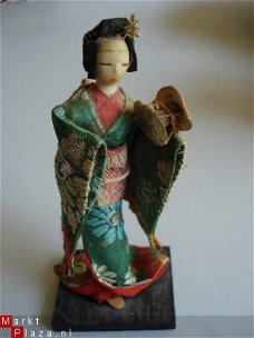 Japanse geisha 11,5 cm hoog op standaard oud poppetje