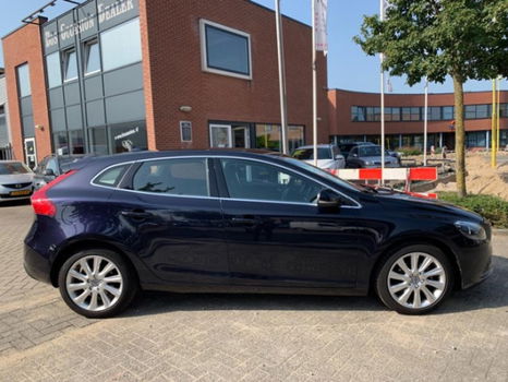 Volvo V40 - 2.0 D2 Momentum Business 120pk Navigatie, Trekhaak, Pdc, 6-versn - 1