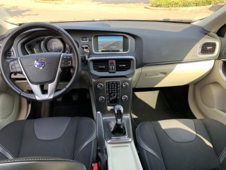 Volvo V40 - 2.0 D2 Momentum Business 120pk Navigatie, Trekhaak, Pdc, 6-versn - 1