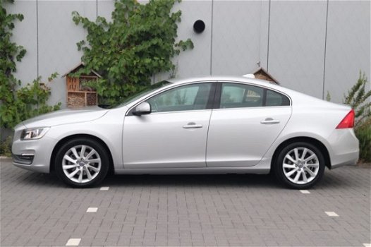 Volvo S60 - T4 Momentum, PDC V+A, 17 Inch, Navi - 1