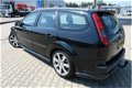 Ford Focus Wagon - 2.0 Futura + Styling pakket, DVD speler, airco, cruisecontrol, trekhaak etc - 1 - Thumbnail