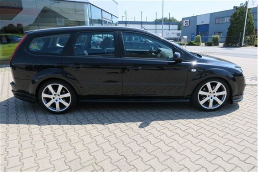 Ford Focus Wagon - 2.0 Futura + Styling pakket, DVD speler, airco, cruisecontrol, trekhaak etc - 1