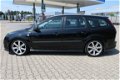 Ford Focus Wagon - 2.0 Futura + Styling pakket, DVD speler, airco, cruisecontrol, trekhaak etc - 1 - Thumbnail