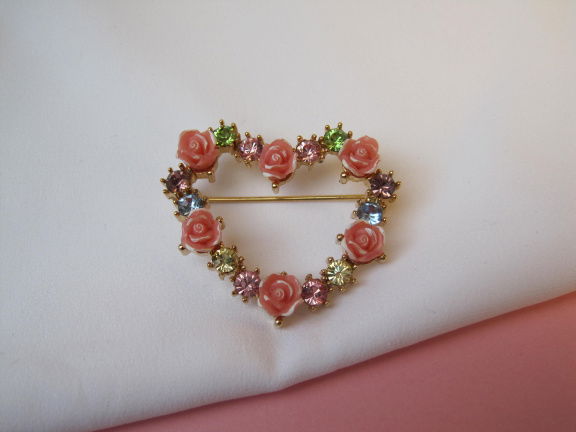 Broche Avon goudkleurig hart model met kristal rijnsteentjes en roze roosjes 3.9x3.4 cm. - nr. 1