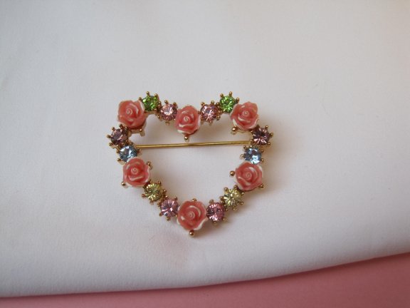 Broche Avon goudkleurig hart model met kristal rijnsteentjes en roze roosjes 3.9x3.4 cm. - Afbeelding 2
