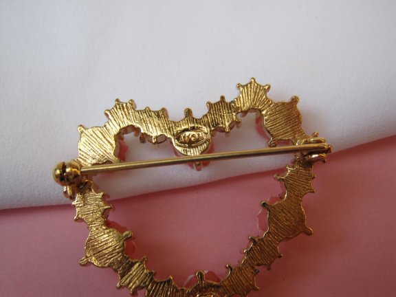 Broche Avon goudkleurig hart model met kristal rijnsteentjes en roze roosjes 3.9x3.4 cm. - Afbeelding 3