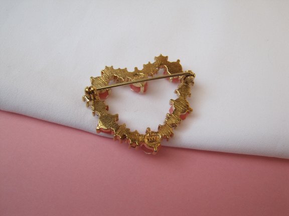 Broche Avon goudkleurig hart model met kristal rijnsteentjes en roze roosjes 3.9x3.4 cm. - Afbeelding 4
