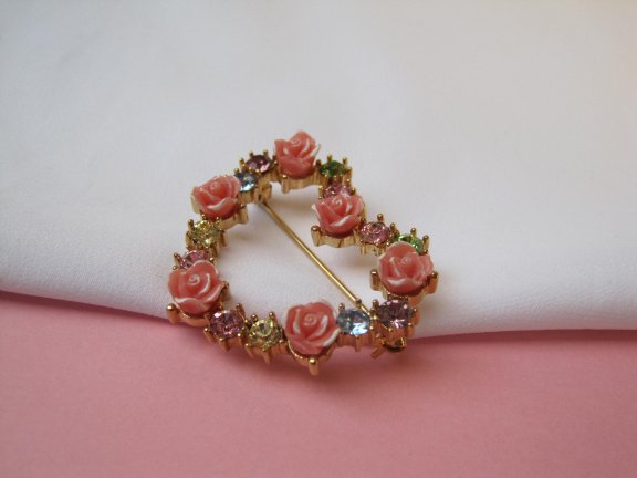 Broche Avon goudkleurig hart model met kristal rijnsteentjes en roze roosjes 3.9x3.4 cm. - Afbeelding 5