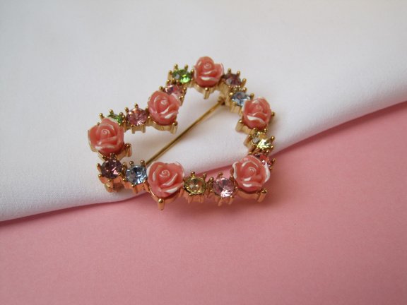 Broche Avon goudkleurig hart model met kristal rijnsteentjes en roze roosjes 3.9x3.4 cm. - Afbeelding 6