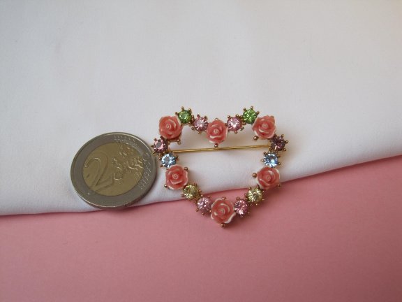 Broche Avon goudkleurig hart model met kristal rijnsteentjes en roze roosjes 3.9x3.4 cm. - Afbeelding 7