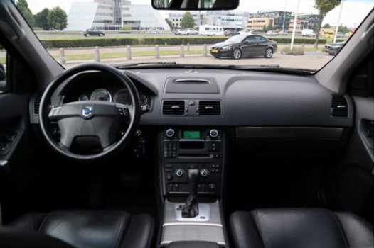Volvo XC90 - 2.4 D5 Momentum | Stoelverwarming | Schuifdak | Navigatie | Trekhaak - 1