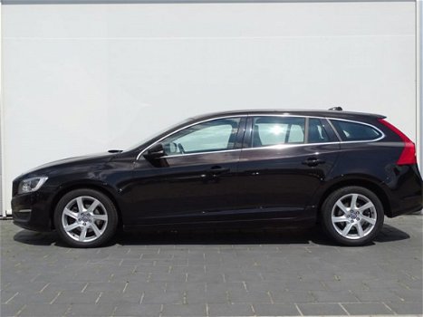 Volvo V60 - 2.0 D3 5 Cil. Momentum Automaat Xenon Navi PDC - 1