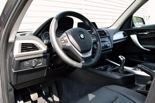 BMW 1-serie - 114i Upgrade Edition RIJKLAAR PRIJS-GARANTIE Leder interieur Navigatie Xenon - 1