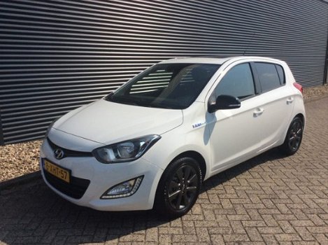 Hyundai i20 - 1.2i Go Plus | Schuifkanteldak | Airco | Navigatie 6 maanden BOVAG garantie - 1