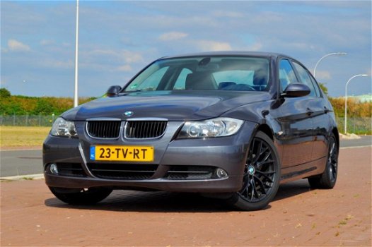 BMW 3-serie - 320i High Executive 18