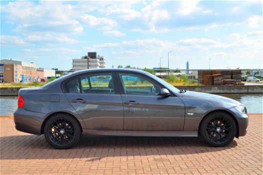 BMW 3-serie - 320i High Executive 18