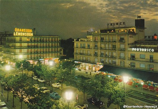 Italie Lido di Jesolo Piazza Mazzini di notte - 1