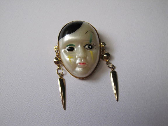 Broche masker gezicht goudkleurig en kunststof 3.8x2.8 cm - nr. 1