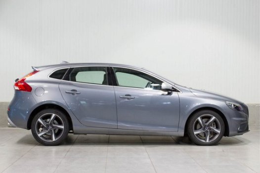 Volvo V40 - Euro6 D4 Aut. R-Design Navigatie 190pk - 1