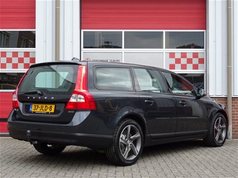 Volvo V70 - 2.4 D5 Automaat Limited Edition /NAVI/PDC/Trekhaak/Cruise control/ISOFIX/18'LM/NAP - 1