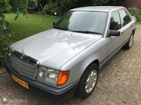 Mercedes-Benz 200-serie - 260 E - 1