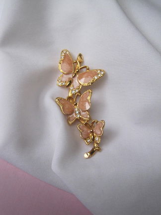 Broche goudkleurige drie vlinders met perzik kleurig emaille en rijnsteentjes 6.7x3.1 cm - nr. 1