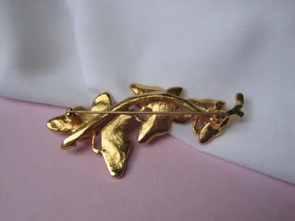 Broche goudkleurige drie vlinders met perzik kleurig emaille en rijnsteentjes 6.7x3.1 cm - Afbeelding 2