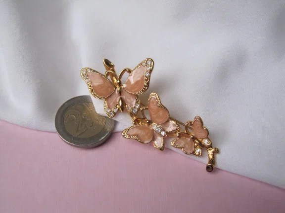 Broche goudkleurige drie vlinders met perzik kleurig emaille en rijnsteentjes 6.7x3.1 cm - Afbeelding 3