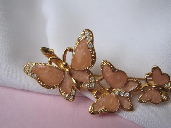 Broche goudkleurige drie vlinders met perzik kleurig emaille en rijnsteentjes 6.7x3.1 cm - Afbeelding 4