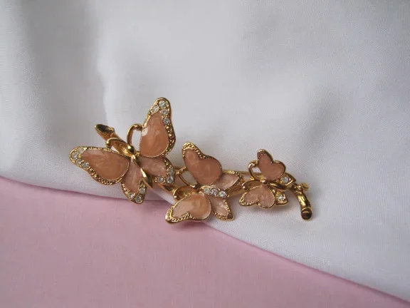 Broche goudkleurige drie vlinders met perzik kleurig emaille en rijnsteentjes 6.7x3.1 cm - Afbeelding 5