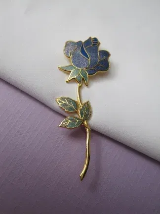 Broche Fish goudkleurig emaille cloisonné lavendel blauwe roos bloem 6.9x2.4 cm. - nr. 1