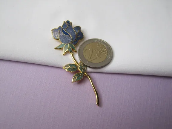 Broche Fish goudkleurig emaille cloisonné lavendel blauwe roos bloem 6.9x2.4 cm. - Afbeelding 2