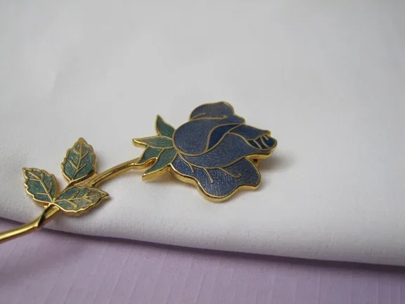 Broche Fish goudkleurig emaille cloisonné lavendel blauwe roos bloem 6.9x2.4 cm. - Afbeelding 3