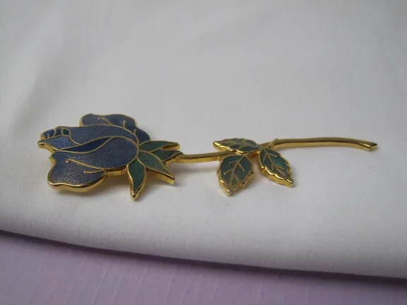 Broche Fish goudkleurig emaille cloisonné lavendel blauwe roos bloem 6.9x2.4 cm. - Afbeelding 5