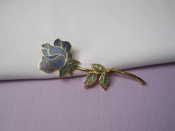 Broche Fish goudkleurig emaille cloisonné lavendel blauwe roos bloem 6.9x2.4 cm. - Afbeelding 7