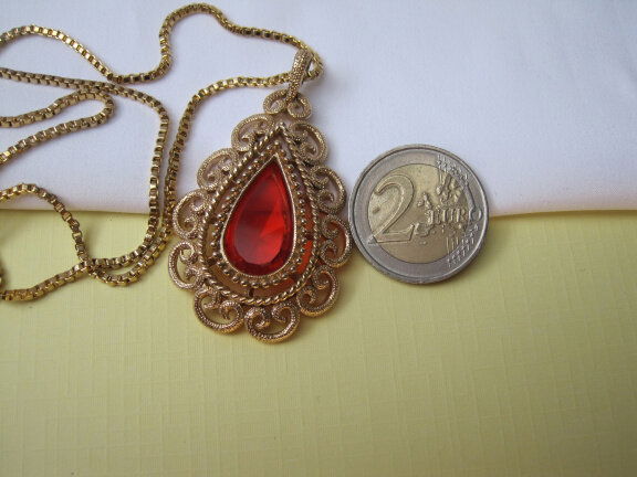 VERKOCHT HW Kettinghanger Avon goudkleurig rood oranje glas cabochon 5.5x3.3 cm 60 cm - Afbeelding 2