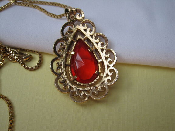 VERKOCHT HW Kettinghanger Avon goudkleurig rood oranje glas cabochon 5.5x3.3 cm 60 cm - Afbeelding 3