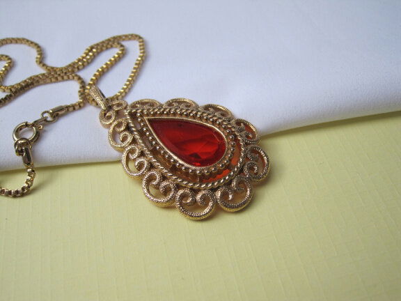 VERKOCHT HW Kettinghanger Avon goudkleurig rood oranje glas cabochon 5.5x3.3 cm 60 cm - Afbeelding 4