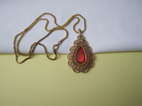 VERKOCHT HW Kettinghanger Avon goudkleurig rood oranje glas cabochon 5.5x3.3 cm 60 cm - Afbeelding 6