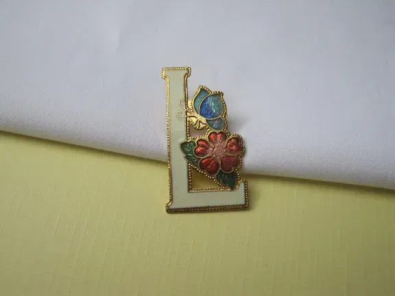 GERESERVEERD Broche Sea Gems goudkleurig cloisonné emaille letter L vlinder op bloem 3.7x1.9 cm. - nr. 1